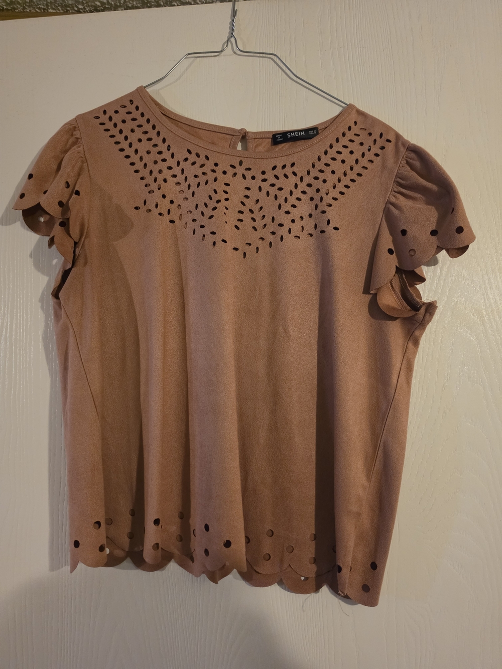 SHEIN Scalloped Laser-Cut Flutter Sleeve Top in Mauve